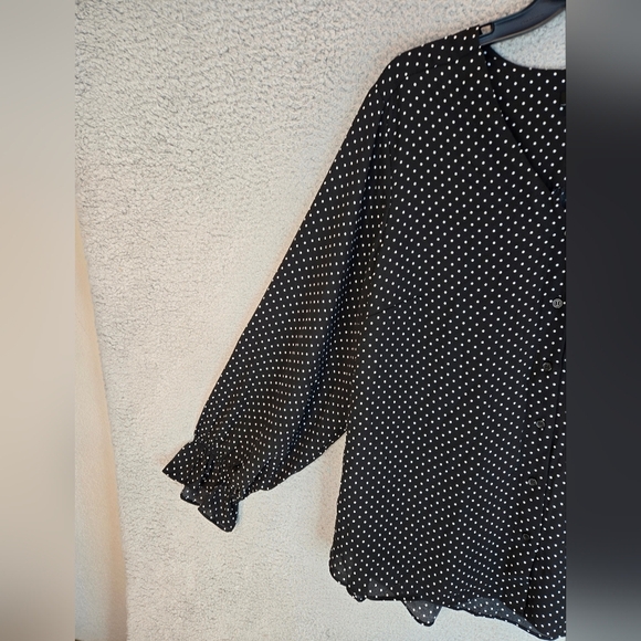 T. Tahari Womens Blouse Sz 1X Black White Polka Dot Full Front Button Semi Sheer - Picture 3 of 13